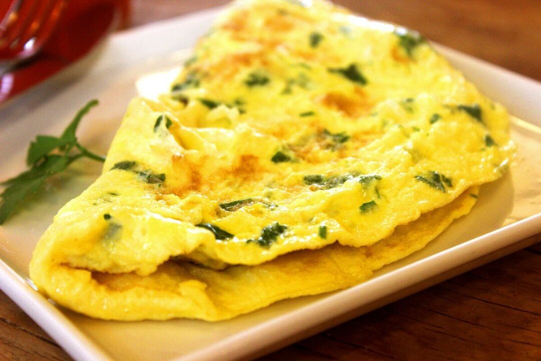 Omlet, pankreatitli hastalar için onaylanmış bir diyet yumurta yemeğidir